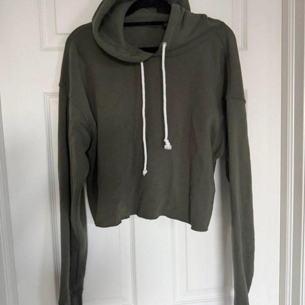 Wild Fable cropped hoodie in an olive/army green. Size Large.